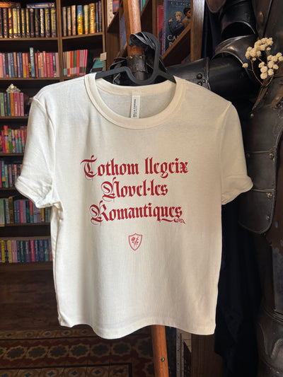 “Tothom Llegeix Novel·les Romàntiques” T-Shirt | A Romance Court Exclusive