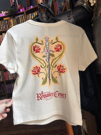 “Tothom Llegeix Novel·les Romàntiques” T-Shirt | A Romance Court Exclusive